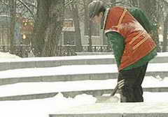 В Кемерове к снегоуборочным работам привлекают до сотни студентов